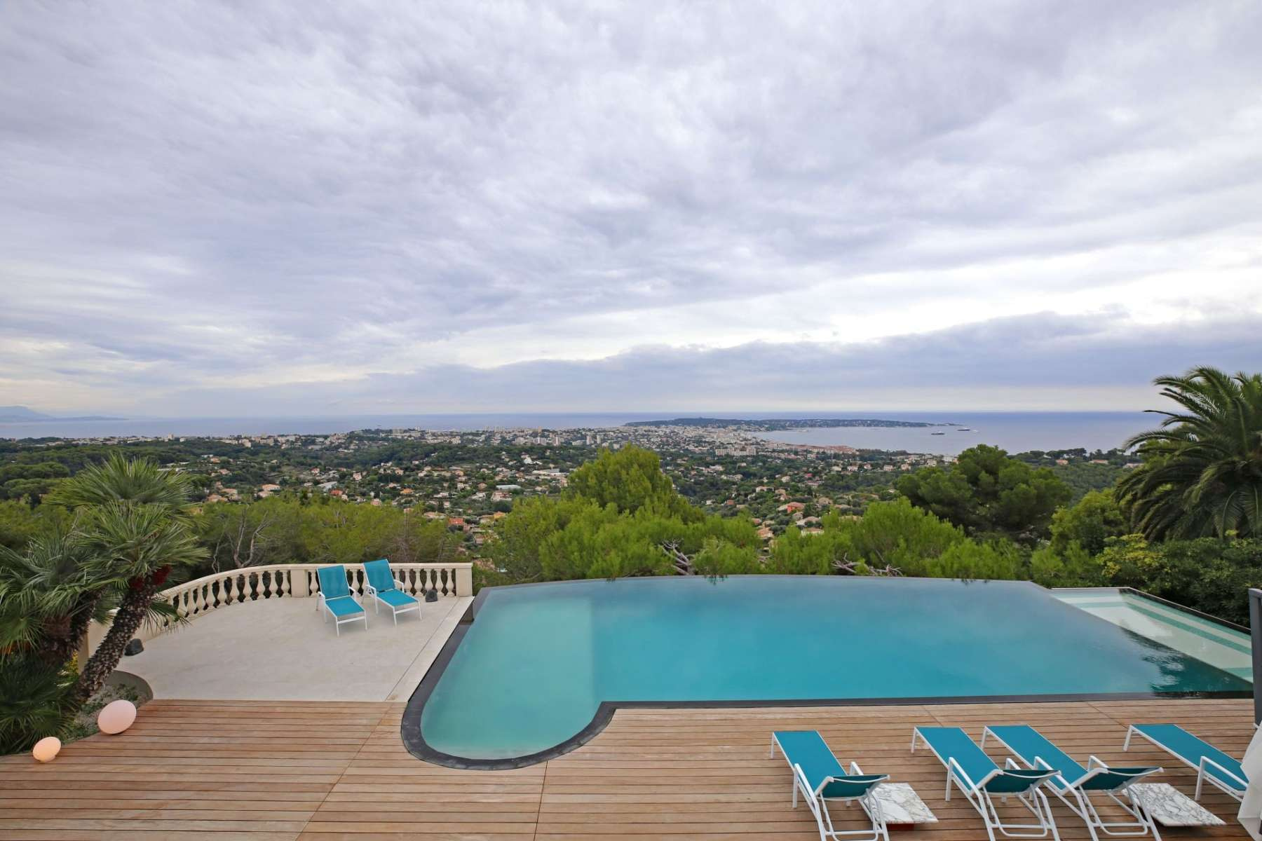 Luxury house with panoramic sea view for rent in Cannes