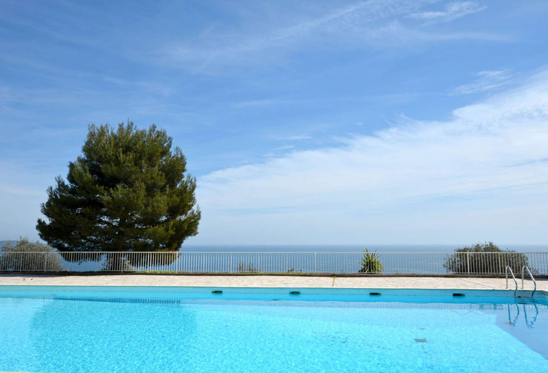 Апартаменты с панорамным видом на море в резиденции с бассейном в Ницце