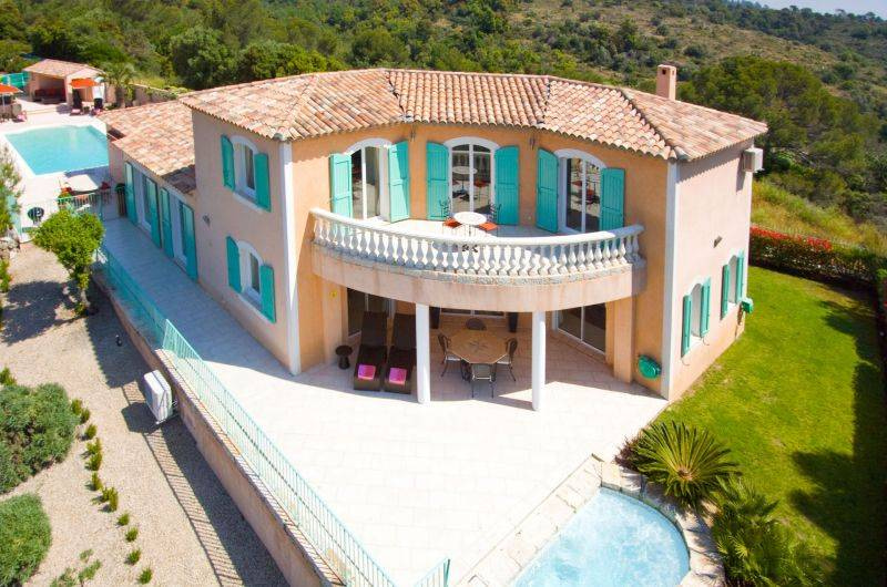 Spacious villa for rent in Biot